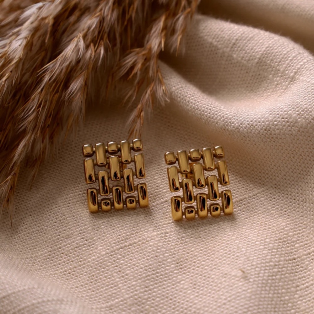Waterproof interlocking chain stud earrings - Picture 2 of 3
